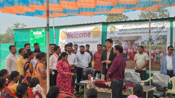 पाहणी करतांना जिल्हाधिकारी पांडा