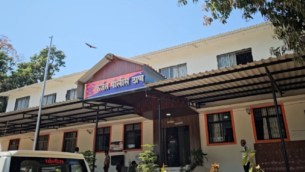 कर्जत पोलीस ठाण्याच्या हद्दीत दिनांक १५ जानेवारी २०२६ रोजी रात्री ९.३० वाजण्याच्या सुमारास मौजे शिंगढोळ, ता. कर्जत येथे आर्थिक व्यवहाराच्या वादातून महिलेला धमकी देत मारहाण व विनयभंग केल्याची गंभीर घटना घडली आहे. या प्रकरणी कर्जत पोलीस ठाण्यात दोघांविरुद्ध गुन्हा दाखल करण्यात आला आहे.  पोलिसांनी दिलेल्या माहितीनुसार, महिला फिर्यादी व आरोपी यांच्यात जमिनीच्या आर्थिक व्यवहारातील पैशावरून वाद सुरू होता. याच वादातून दोन दिवसांपूर्वी कोणीतरी अज्ञात इसमाने फिर्यादी यांच्या पतीचे नाव वापरून बदनामीकारक आशय असलेले बॅनर व होर्डिंग शिंगढोळ–कशेळे परिसरात लावले होते. सदर बॅनरचे छायाचित्र आरोपी क्रमांक १ याने आपल्या मोबाइल व्हॉटसअॅप स्टेटसवर ठेवले होते. त्यानंतर फिर्यादी यांच्या पतीने संबंधित बॅनर व होर्डिंग काढून टाकले.  याचा राग मनात धरून आरोपी क्रमांक १ व २ यांनी संगनमत करून फिर्यादी यांच्या घरासमोर जाऊन त्यांच्या पतीबाबत चौकशी केली. पती घरी नसल्याचे सांगताच आरोपींनी “आमचे पैसे दे, अन्यथा तुझ्या व तुझ्या नवऱ्याचे हातपाय तोडून टाकू” अशी धमकी देत शिवीगाळ केली. त्यानंतर आरोपींनी फिर्यादी यांना हाताबुक्क्याने मारहाण केली. तसेच आरोपी क्रमांक १ याने फिर्यादी यांच्या छातीवर दोन्ही हात ठेवून त्यांची लज्जा उत्पन्न होईल असे कृत्य केल्याचा आरोप आहे.  या घटनेप्रकरणी कर्जत पोलीस ठाण्यात गुन्हा रजिस्टर नंबर २९/२०२६ अन्वये भारतीय न्याय संहिता २०२३ मधील कलम ७४, ३५६(२), ११५(२), ३५२, ३५१(२), ३(५) प्रमाणे गुन्हा दाखल करण्यात आला आहे. पुढील तपास पोलीस हवालदार श्री. लालासाहेब तोरवे करीत आहेत.