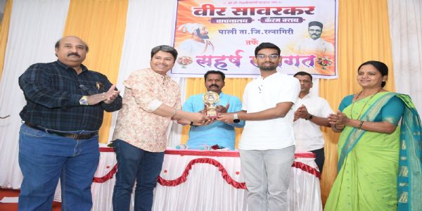 वीर सावरकर वाचनालय आयोजित काव्यवाचन स्पर्धा उत्साहात संपन्न