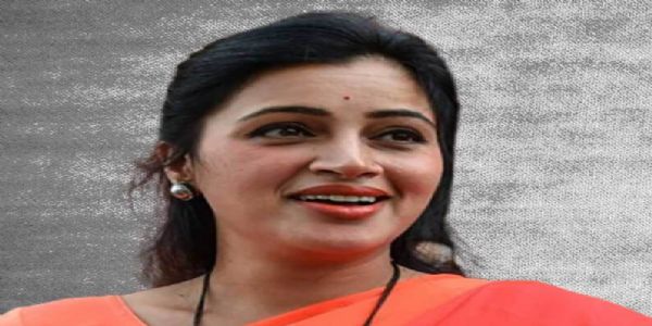 नवनीत राणांवर पक्षाशी गद्दारीचा आरोप; निष्कासनाची मागणी