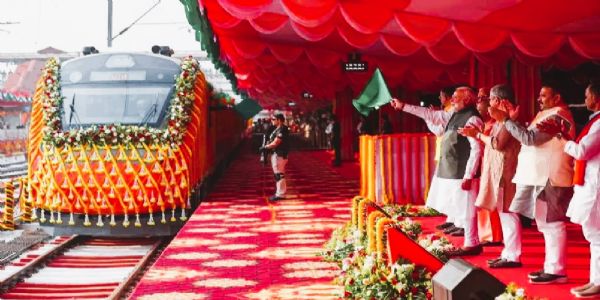 पहिल्या वंदे भारत स्लीपर ट्रेनला मोदींनी दाखवला हिरवा झेंडा