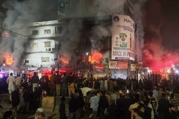 Massive fire breaks out in Karachi mall