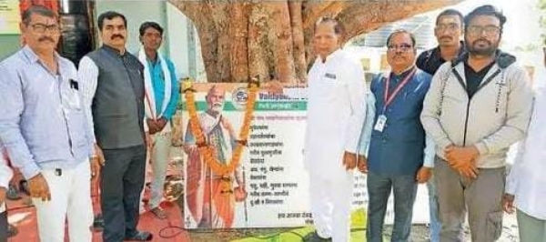 युवकांनी पुस्तक वाचन, मनन, चिंतन करावे, असे सांगितले.