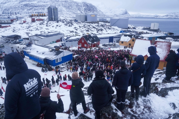 ट्रम्प यांच्या धमकीविरोधात ग्रीनलँडमध्ये हजारो लोक रस्त्यावर