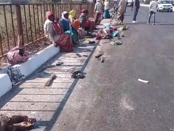 car runs over 13 laborers