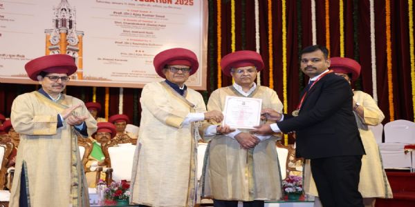 मुंबई विद्यापीठाच्या दीक्षान्त समारंभात डॉ. संदीप वरकुटे यांचा सुवर्णपदकाने गौरव