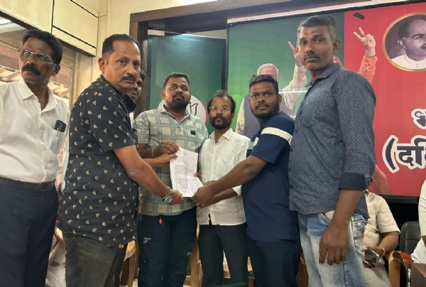 राजीनामे सुपूर्द करताना भाजप कार्यकर्ते