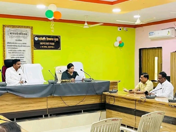 The sanitation inspector of Ambajogai got into an argument with a corporator.