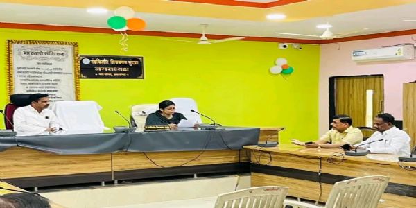 अंबाजोगाईच्या स्वच्छता निरीक्षकाची नगरसेवकाशी हुज्जत