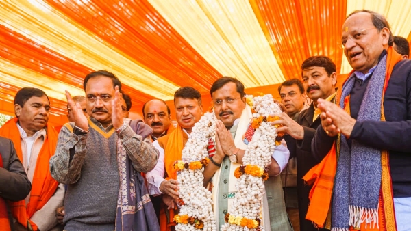 भाजपाध्यक्ष पदासाठी   नामांकन दाखल करताना नितीन नवीन