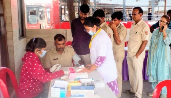 अलिबाग शहरात उज्ज्वल भविष्य सामाजिक संस्था व माणुसकी प्रतिष्ठान यांच्या संयुक्त विद्यमाने मोफत आरोग्य तपासणी व मोफत औषधोपचार शिबिराचे आयोजन करण्यात आले होते. हे शिबीर दि. ३१ डिसेंबर २०२५ रोजी सकाळी ११ ते दुपारी २ या वेळेत एस.टी. डेपो येथील गणपती मंदिर परिसरात यशस्वीरीत्या पार पडले.  या शिबिरामध्ये एस.टी. डेपोतील सुमारे १०० कर्मचाऱ्यांची सविस्तर आरोग्य तपासणी करण्यात आली. शिबिरात रक्तदाब, मधुमेह, ताप, सर्दी-खोकला, अंगदुखी तसेच इतर सर्वसाधारण आजारांची तपासणी करण्यात आली. तपासणीनंतर गरजेनुसार कर्मचाऱ्यांना मोफत औषधोपचार व आरोग्यविषयक सल्ला देण्यात आला. दैनंदिन कामाच्या ताणतणावात आपल्या आरोग्याकडे दुर्लक्ष होणाऱ्या कर्मचाऱ्यांसाठी हा उपक्रम अत्यंत उपयुक्त ठरला.  या उपक्रमासाठी उज्ज्वल होम नर्सिंग सेवा दवाखाना, पिंपळभाट येथील डॉ. मंजिरी पाटील यांनी वैद्यकीय सेवा पुरवली. त्यांच्यासोबत सिस्टर रुचिता कदम व अंकुश चंदनशिव यांनीही सहकार्य केले. वैद्यकीय पथकाने अत्यंत संयमाने व आपुलकीने तपासणी करून कर्मचाऱ्यांचा विश्वास संपादन केला.  शिबिराच्या वेळी आगार व्यवस्थापक राकेश देवरे, प्रभारक शिवराज जाधव तसेच सहाय्यक वाहतूक निरीक्षक प्रमोद अनमाने यांनी उपस्थित राहून आयोजक संस्थांच्या या उपक्रमाचे विशेष कौतुक केले. कर्मचाऱ्यांच्या आरोग्यासाठी अशा प्रकारचे उपक्रम नियमितपणे राबवावेत, अशी अपेक्षाही त्यांनी व्यक्त केली.  सामाजिक बांधिलकी जपत राबविण्यात आलेल्या या शिबिराच्या यशस्वी आयोजनासाठी उज्ज्वल भविष्य सामाजिक संस्थेच्या अध्यक्षा श्रीम. उज्ज्वला चंदनशिव, डॉ. राजाराम हूलवान व डॉ. नितिन गांधी यांचे मोलाचे मार्गदर्शन लाभले. या स्तुत्य उपक्रमाबद्दल लाभार्थी कर्मचाऱ्यांनी समाधान व्यक्त केले.