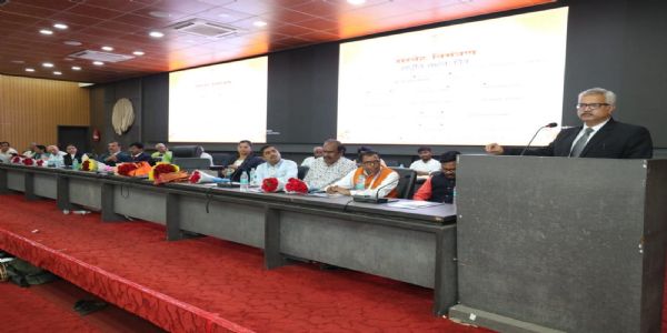 स्वतः डिजिटल व्हा आणि घरच्यांना डिजिटल साक्षरतेचे धडे देण्याचे आवाहन