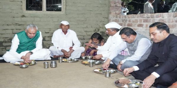 नाशिक : पिंपरखेडच्या साबळे कुटुंबियांच्या घरी राज्यपालांनी घेतला भोजनाचा आस्वाद
