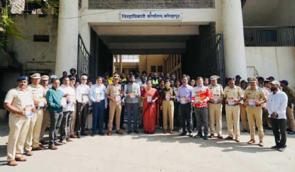 इस्त्रोकडे जाणारे निवासी शाळांमधील विद्यार्थी