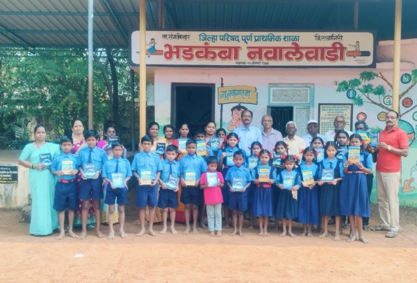 शाळेत पुस्तकांचे वाटप