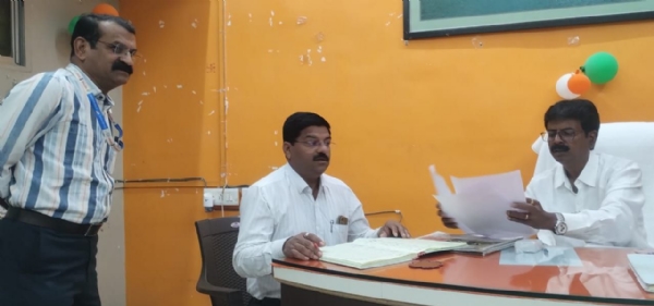 अंजनगावसुर्जी नगरपालिकेत अधिकारी  कर्मचारी लेटलतीफ   नगराध्यक्षांनी पदभार स्विकारताच कर्मचाऱ्यांची केली कानउघडणी