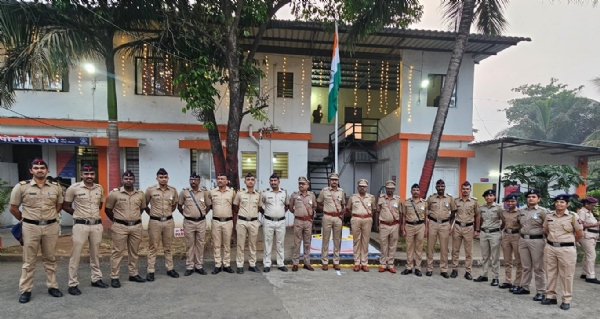 रायगड, 26 जानेवारी (हिं.स.)।  भारताच्या ७७ व्या प्रजासत्ताक दिनानिमित्त सोमवार, दि. २६ जानेवारी २०२६ रोजी नेरळ परिसरात विविध शासकीय व सार्वजनिक ठिकाणी देशभक्तीपूर्ण वातावरणात कार्यक्रमांचे आयोजन करण्यात आले. नेरळ पोलीस ठाणे येथे प्रभारी पोलीस अधिकारी राहुल वरुते यांच्या हस्ते सकाळी 7.१५ वाजता ध्वजारोहण करण्यात आले. यावेळी तिरंग्याला मानवंदना देत राष्ट्रगीत गायन करण्यात आले.   याचबरोबर नेरळ ग्रामपंचायत सकाळी ८ वाताजा  , चावढी नाका येथे   तसेच तलाठी कार्यालय येथे सकाळी ८.३० वाजतप्रशासक अधिकारी सुजित रेखा मधुकर धनगर यांच्या हस्ते ध्वजारोहण करण्यात आले. प्रत्येक ठिकाणी कार्यक्रम शिस्तबद्ध व उत्साहात पार पडला. देशाच्या स्वातंत्र्य, लोकशाही मूल्ये व संविधानाचे महत्त्व यावर उपस्थित मान्यवरांनी मनोगत व्यक्त केले.   या कार्यक्रमात नेरळ पोलीस ठाण्याचे पोलीस उपनिरीक्षक नितीन मंडलिक व इतर पोलीस अधिकारी व कर्मचारी यांनी आकर्षक ड्रिल सादर करून उपस्थितांची मने जिंकली. शिस्त, एकात्मता व राष्ट्रप्रेम याचे दर्शन घडवणारी ही ड्रिल विशेष लक्षवेधी ठरली.   कार्यक्रमास आजी-माजी सरपंच, तलाठी, मुख्याध्यापक, शिक्षकवृंद, विद्यार्थी, नागरिक, ज्येष्ठ नागरिक, पत्रकार  तसेच विविध क्षेत्रातील मान्यवर मोठ्या संख्येने उपस्थित होते. सर्व उपस्थितांनी प्रजासत्ताक दिनाच्या शुभेच्छांची देवाणघेवाण करत कार्यक्रमाचा आनंद घेतला.   कार्यक्रमाच्या शेवटी उपस्थित नागरिकांसाठी चहा व बिस्किटांचे वाटप करण्यात आले. तसेच विद्यार्थ्यांना चॉकलेट देऊन त्यांचा सन्मान करण्यात आला. संपूर्ण परिसर “वंदे मातरम्” व “भारत माता की जय”च्या घोषणांनी दुमदुमून गेला होता. या कार्यक्रमामुळे नेरळ परिसरात देशभक्तीची भावना अधिक दृढ झाल्याचे चित्र पाहायला मिळाले.