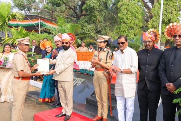 भारतीय प्रजासत्ताक दिनानिमित्त 26 जानेवारी रोजी पोलीस कवायत मैदानात जिल्ह्यातील मुख्य शासकीय कार्यक्रम उत्साहात पार पडला. मंत्री भरत गोगावले यांच्या हस्ते राष्ट्रध्वज फडकवण्यात आले आणि राष्ट्रध्वजाला मानवंदना देण्यात आली. यावेळी आमदार महेंद्र दळवी, जिल्हाधिकारी किशन जावळे, जिल्हा पोलीस अधीक्षक आँचल दलाल, मुख्य कार्यकारी अधिकारी नेहा भोसले, अपर जिल्हाधिकारी सुनील थोरवे, निवासी उपजिल्हाधिकारी संदेश शिर्के यांसह अधिकारी, कर्मचारी आणि नागरिक उपस्थित होते. कार्यक्रमादरम्यान पोलीस, गृहरक्षक दल, वाहतूक विभाग, जलद प्रतिसाद पथक, अग्निशमन दल तसेच विविध शाळांच्या पथकांनी सादरीकरण केले. मंत्री गोगावले यांनी संविधानाचे महत्त्व, स्वातंत्र्य सैनिक व क्रांतीकारकांचे योगदान स्मरण करून सर्व नागरिकांना प्रजासत्ताक दिनाच्या शुभेच्छा दिल्या. यावेळी गुणवंत कर्मचाऱ्यांचा सत्कार करण्यात आला; तसेच उत्कृष्ट खेळाडू, शाळा व सामाजिक कार्यकर्त्यांचा गौरव करण्यात आला. कार्यक्रमाच्या शेवटी उपस्थितांनी राष्ट्रीय एकात्मता, सामाजिक सलोखा जपण्याची आणि जिल्ह्याच्या सर्वांगीण विकासासाठी योगदान देण्याची प्रतिज्ञा घेतली. या उत्सवामुळे नागरिकांमध्ये देशभक्तीची भावना वाढली, तर प्रशासन व शिक्षण, खेळ व सामाजिक कार्य क्षेत्रातील गुणवंतांचा गौरव होऊन प्रजासत्ताक दिनाचा औचित्यपूर्ण साज सजला. भारतीय प्रजासत्ताक दिनानिमित्त 26 जानेवारी रोजी पोलीस कवायत मैदानात जिल्ह्यातील मुख्य शासकीय कार्यक्रम उत्साहात पार पडला. मंत्री भरत गोगावले यांच्या हस्ते राष्ट्रध्वज फडकवण्यात आले आणि राष्ट्रध्वजाला मानवंदना देण्यात आली. यावेळी आमदार महेंद्र दळवी, जिल्हाधिकारी किशन जावळे, जिल्हा पोलीस अधीक्षक आँचल दलाल, मुख्य कार्यकारी अधिकारी नेहा भोसले, अपर जिल्हाधिकारी सुनील थोरवे, निवासी उपजिल्हाधिकारी संदेश शिर्के यांसह अधिकारी, कर्मचारी आणि नागरिक उपस्थित होते. कार्यक्रमादरम्यान पोलीस, गृहरक्षक दल, वाहतूक विभाग, जलद प्रतिसाद पथक, अग्निशमन दल तसेच विविध शाळांच्या पथकांनी सादरीकरण केले. मंत्री गोगावले यांनी संविधानाचे महत्त्व, स्वातंत्र्य सैनिक व क्रांतीकारकांचे योगदान स्मरण करून सर्व नागरिकांना प्रजासत्ताक दिनाच्या शुभेच्छा दिल्या. यावेळी गुणवंत कर्मचाऱ्यांचा सत्कार करण्यात आला; तसेच उत्कृष्ट खेळाडू, शाळा व सामाजिक कार्यकर्त्यांचा गौरव करण्यात आला. कार्यक्रमाच्या शेवटी उपस्थितांनी राष्ट्रीय एकात्मता, सामाजिक सलोखा जपण्याची आणि जिल्ह्याच्या सर्वांगीण विकासासाठी योगदान देण्याची प्रतिज्ञा घेतली. या उत्सवामुळे नागरिकांमध्ये देशभक्तीची भावना वाढली, तर प्रशासन व शिक्षण, खेळ व सामाजिक कार्य क्षेत्रातील गुणवंतांचा गौरव होऊन प्रजासत्ताक दिनाचा औचित्यपूर्ण साज सजला.