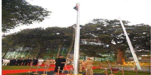 पुणे जिल्हाधिकारी जितेंद्र डुडी यांच्याकडून राष्ट्रध्वजास मानवंदना