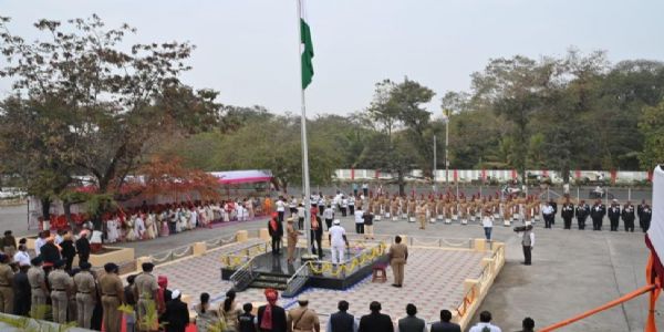 सोलापूर जिल्हाधिकारी कुमार आशीर्वाद यांच्या हस्ते ध्वजारोहण