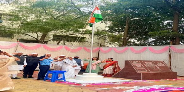 बीड येथे सहकार मंत्री बाबासाहेब पाटील यांच्या हस्ते ध्वजारोहण