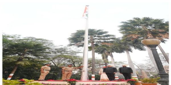 पुणे विभागीय आयुक्त कार्यालयात राष्ट्रध्वजास मानवंदना