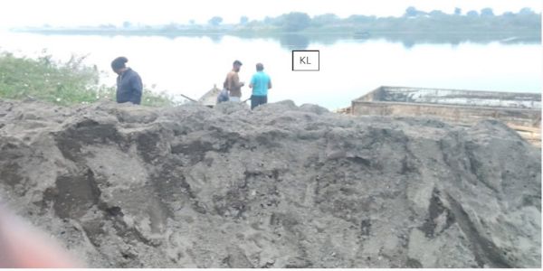 वर्धा नदीपात्रात १७ ब्रास रेती जप्त, दोघांवर गुन्हा दाखल