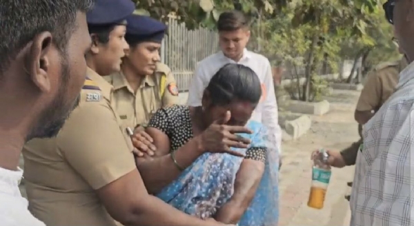 प्रजासत्ताकदिनी जिल्हाधिकारी कार्यालयासमोर महिलेचा आत्मदहनाचा प्रयत्न; पोलिसांच्या तत्परतेने अनर्थ टळला प्रजासत्ताकदिनी जिल्हाधिकारी कार्यालयासमोर महिलेचा आत्मदहनाचा प्रयत्न; पोलिसांच्या तत्परतेने अनर्थ टळला