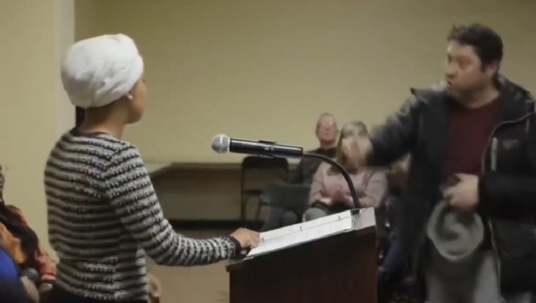 अमेरिकेत डेमोक्रॅटिक खासदार इल्हान ओमर यांच्यावर हल्ला, हल्लेखोराला अटक अमेरिकेत डेमोक्रॅटिक खासदार इल्हान ओमर यांच्यावर हल्ला, हल्लेखोराला अटक