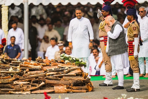 अजित पवारांच्या पार्थिवावर पुष्पचक्र अर्पण करताना केंद्रीय गृहमंत्री अमित शाह