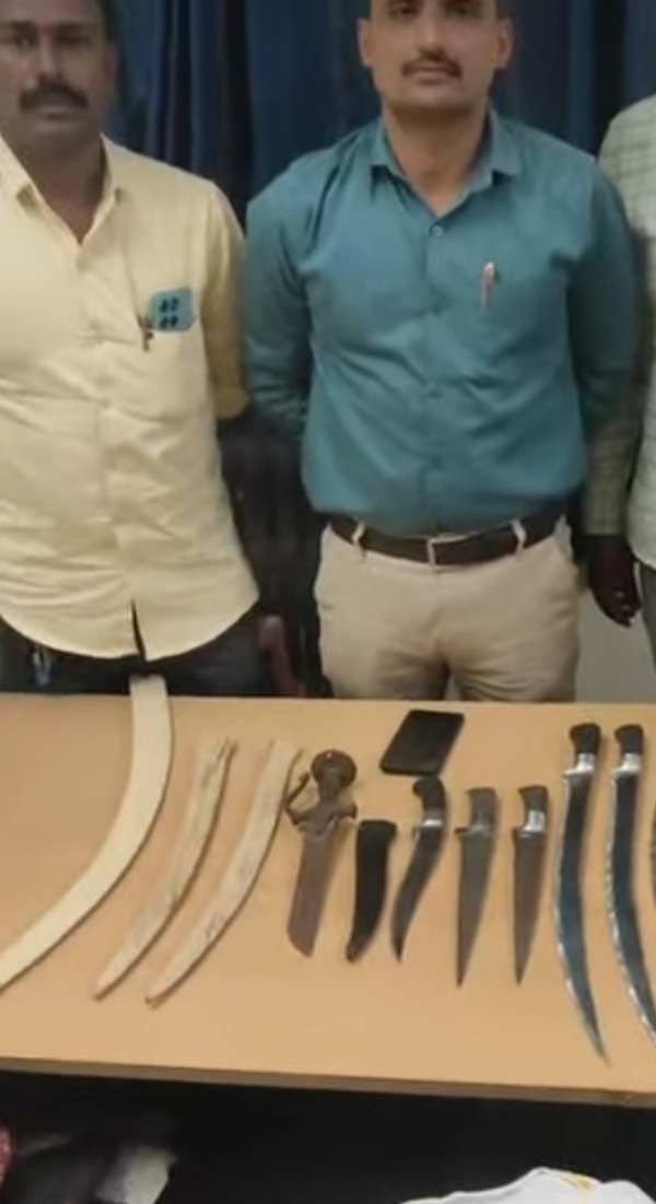 पोलिसांच्या छाप्यात सहा तलवारीसह आरोपी ताब्यात पोलिसांच्या छाप्यात सहा तलवारीसह आरोपी ताब्यात