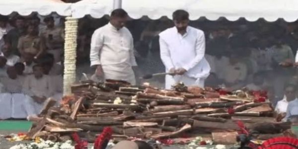 अजित पवार यांच्या अंत्यसंस्कारासाठी लोटला हजारोंचा जनसागर