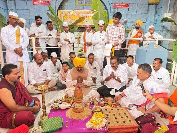 क्षेत्र गहिनीनाथ गड येथे महाराजांच्या समाधीस्थळी गडाचे महंत ह.भ.प. विठ्ठल महाराज शास्त्री यांच्या उपस्थितीत समाधी पूजा