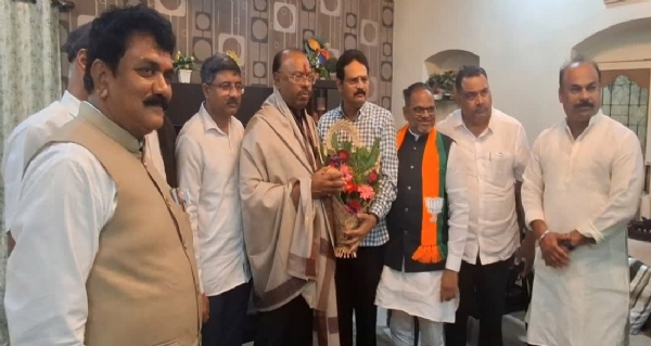 चूक झाली माफ करा, मात्र भाजपासोबतच राहा चंद्रशेखर बावनकुळे यांनी नाराज कार्यकर्त्यांच्या घरी जाऊन मागितली माफी