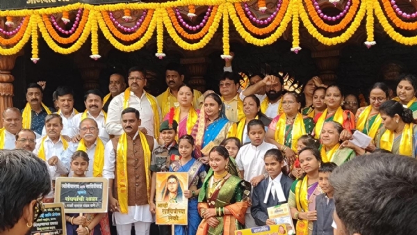 ठाण्यातील फूले विचार प्रबोधन कट्ट्यावर सावित्रीबाईंची १९५ वी जयंती साजरी