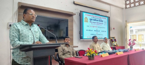 युवा प्रबोधन शिबिरात उद्घाटक माजी कुलगुरु डॉ.सुधीर गव्हाणे यांनी मार्गदर्शन केले. यावेळी डॉ.सुधाकर शेंडगे यांच्यासह मान्यवर. युवा प्रबोधन शिबिरात उद्घाटक माजी कुलगुरु डॉ.सुधीर गव्हाणे यांनी मार्गदर्शन केले. यावेळी डॉ.सुधाकर शेंडगे यांच्यासह मान्यवर.