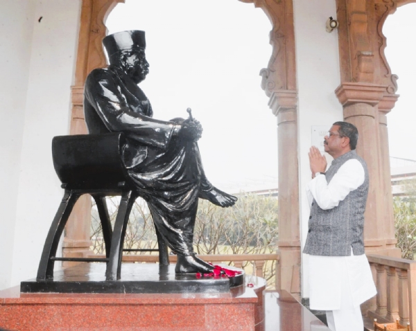 नागपुर के  रेशमबाग स्थित डा हेडगेवार कि समाधीपर  श्रद्धांजलि देते हुए शिक्षा मंत्री धर्मेंद्र प्रधान