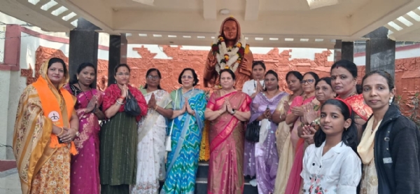 सावित्रीबाई फुले पुतळा पुष्पहार अर्पण सावित्रीबाई फुले पुतळा पुष्पहार अर्पण