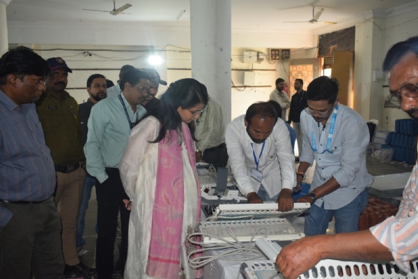 सार्वत्रिक निवडणूक 2025-26 च्या पार्श्वभूमीवर आयुक्त सौम्या शर्मा चांडक यांची ईव्हीएम गोदाम ची पाहणी