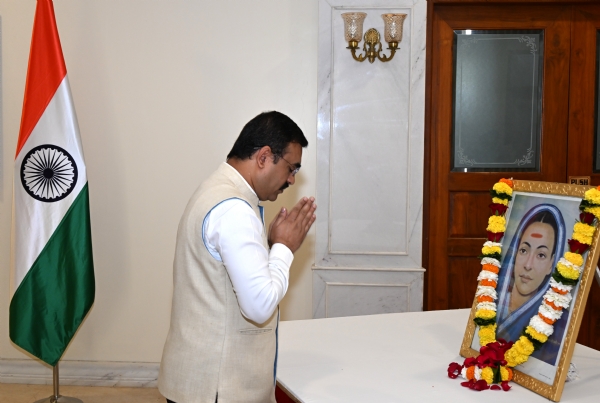 लोकभवन येथे सावित्रीबाई फुले यांना अभिवादन लोकभवन येथे सावित्रीबाई फुले यांना अभिवादन