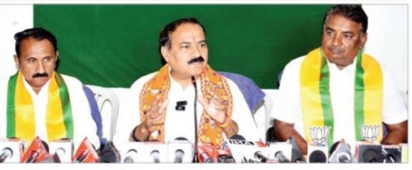 सचिन भेंडे यांचे कंत्राट अद्याप कायम; आरओंच्या निर्णयावर तुषार भारतीयांचा संशयाचा आरोप सचिन भेंडे यांचे कंत्राट अद्याप कायम; आरओंच्या निर्णयावर तुषार भारतीयांचा संशयाचा आरोप