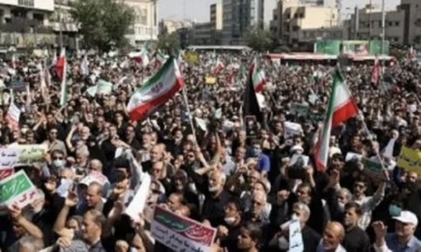 इराणमध्ये हिंसक निदर्शने सुरूच, आतापर्यंत १५ जणांचा मृत्यू इराणमध्ये हिंसक निदर्शने सुरूच, आतापर्यंत १५ जणांचा मृत्यू