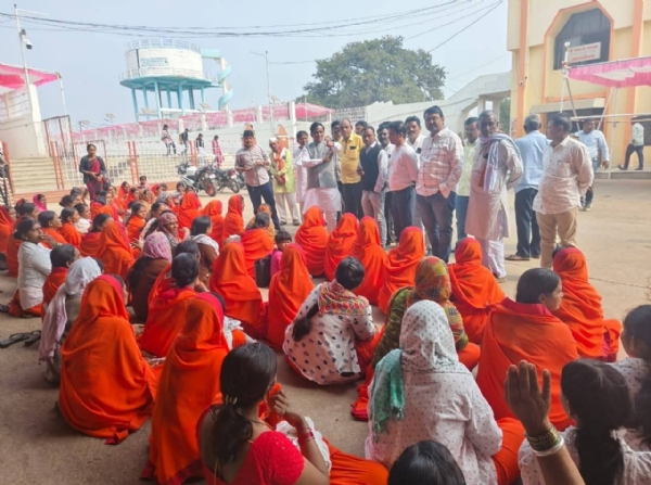 स्वयंसेविकांशी संवाद साधत त्यांचे कार्य जाणून घेतले.