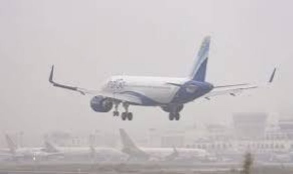 धुक्यामुळे दिल्लीहून निघणाऱ्या दोन तृतीयांश विमानांना विलंब, आठ रद्द धुक्यामुळे दिल्लीहून निघणाऱ्या दोन तृतीयांश विमानांना विलंब, आठ रद्द