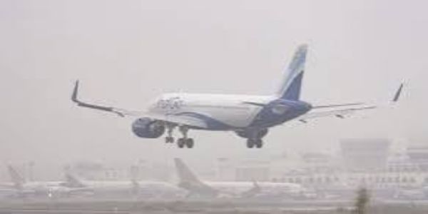 धुक्यामुळे दिल्लीहून निघणाऱ्या दोन तृतीयांश विमानांना विलंब, आठ रद्द