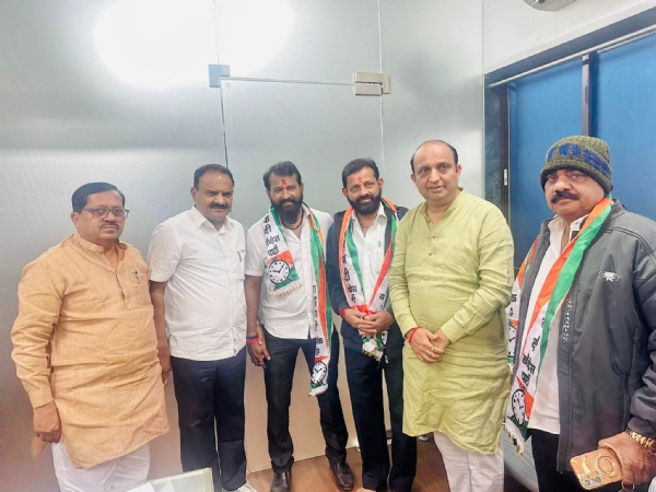 छत्रपती संभाजीनगर येथील माजी नगरसेवक श्री.अजय चावरिया, श्री.प्रमोद नरवडे यांनी आज राष्ट्रवादी काँग्रेस पार्टीत जाहीर प्रवेश केला.  आगामी महानगरपालिका निवडणुकीत प्रभाग क्रमांक 15 मधून ते राष्ट्रवादी काँग्रेस पार्टीकडून निवडणुक लढवणार आहेत. याप्रसंगी पक्षात स्वागत करून त्यांना पुढील वाटचालीस शुभेच्छा दिल्या.   यावेळी राष्ट्रवादी काँग्रेस पार्टीचे प्रदेश सरचिटणीस श्री.दिलीप बनकर, शहराध्यक्ष श्री.अभिजित देशमुख आदींची उपस्थिती होती...