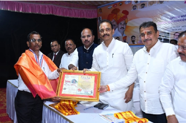 तीन काव्यसंग्रहांच्या प्रकाशनासह दिलीप मोकल यांना जीवनगौरव