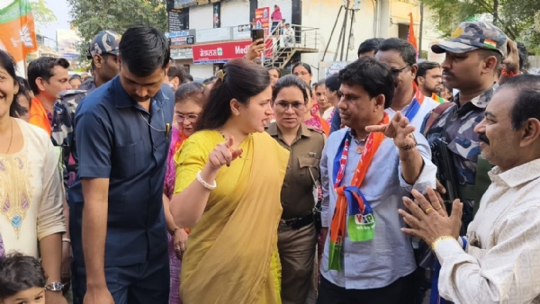 प्रभाग १९ साईनगरमध्ये युवा स्वाभिमानचा धुव्वादार शुभारंभ; भाजप स्टार प्रचारक नवनीत राणा यांच्या हस्ते साई मंदिरात नारळ फोडून प्रचाराची सुरुवात