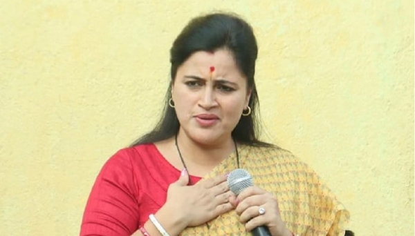 एमआयएम पक्षाची मान्यता रद्द करा, ओवेसींना देशाबाहेर हाकला:- नवनीत राणांचे प्रत्युत्तर एमआयएम पक्षाची मान्यता रद्द करा, ओवेसींना देशाबाहेर हाकला:- नवनीत राणांचे प्रत्युत्तर