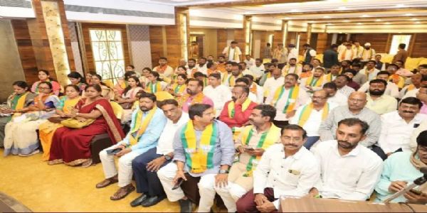 नांदेड : मंत्री बावनकुळेंनी घेतला भाजपा उमेदवारांचा परिचय आणि दिल्या सूचना